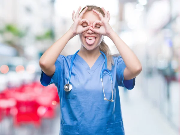 Joven Cirujana Rubia Doctora Sobre Fondo Aislado Haciendo Buen Gesto — Foto de Stock