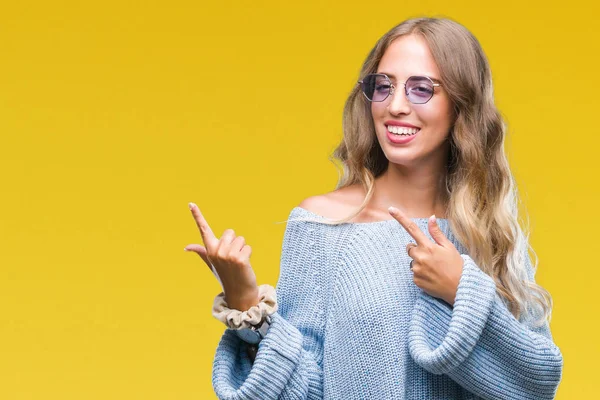 Linda Jovem Loira Usando Óculos Sol Sobre Fundo Isolado Sorrindo — Fotografia de Stock