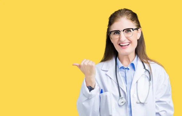 Medioevo Donna Medico Maturo Indossa Cappotto Medico Sfondo Isolato Sorridente — Foto Stock