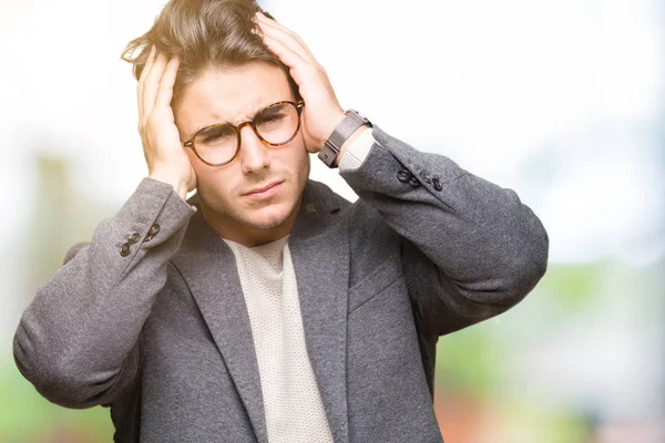 Joven Hombre Negocios Con Gafas Sobre Fondo Aislado Que Sufre —  Fotos de Stock