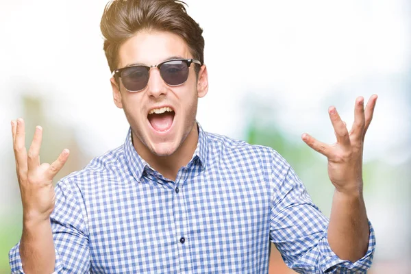 Junger Gutaussehender Mann Mit Sonnenbrille Über Isoliertem Hintergrund Verrückt Und — Stockfoto