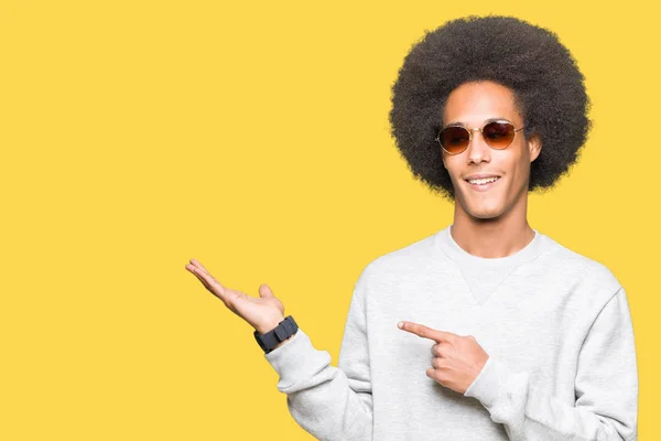 Młody African American Włosów Afro Noszenie Okularów Przeciwsłonecznych Zdumiony Uśmiecha — Zdjęcie stockowe