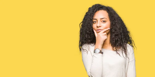 Giovane Bella Ragazza Con Capelli Ricci Indossa Maglione Casual Guardando — Foto Stock