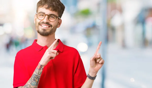 Jonge Knappe Man Met Bril Geïsoleerde Achtergrond Glimlachen Kijken Naar — Stockfoto