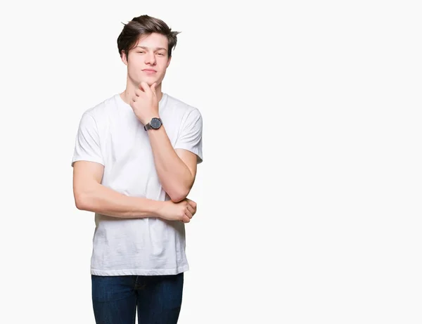 Mladý Pohledný Muž Nosí Ležérní Bílé Tričko Izolované Pozadí Sebevědomým — Stock fotografie