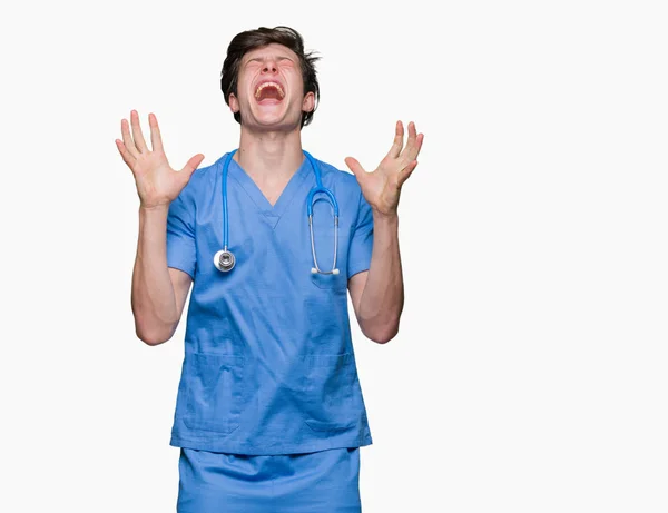 Mladý Lékař Lékařské Uniformě Nad Samostatný Pozadí Slaví Mad Blázen — Stock fotografie