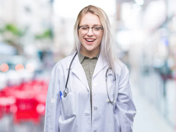 Joven Doctora Rubia Sobre Fondo Aislado Guiñando Ojo Mirando Cámara — Foto de Stock