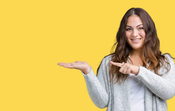 Mulher Bonita Size Jovem Usando Jaqueta Inverno Sobre Fundo Isolado — Fotografia de Stock