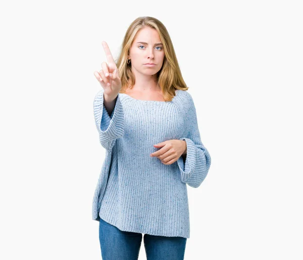美丽的年轻女子穿着蓝色毛衣在孤立的背景指向用手指和愤怒的表情 — 图库照片