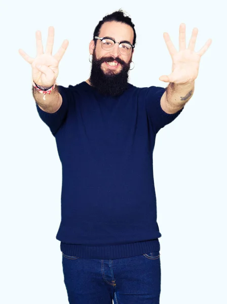 Homem Jovem Hipster Com Cabelos Longos Barba Vestindo Óculos Mostrando — Fotografia de Stock