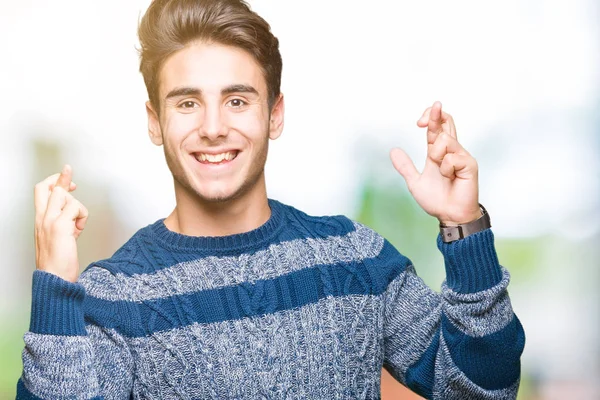 Jovem Homem Bonito Sobre Fundo Isolado Sorrindo Cruzando Dedos Com — Fotografia de Stock