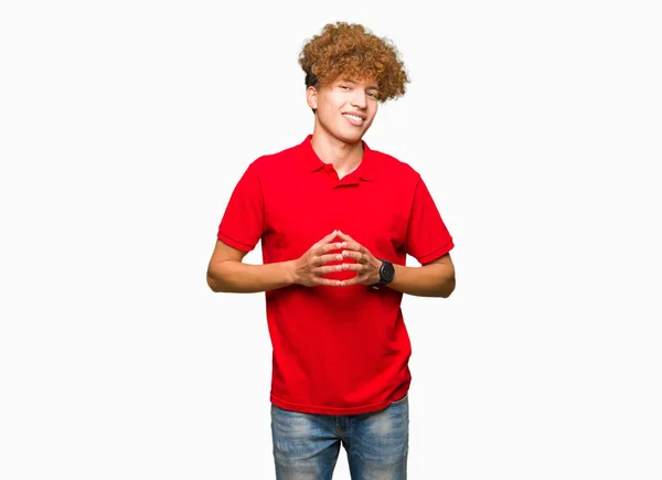 年轻英俊的男子与非洲头发红色 T恤手在一起和手指交叉微笑放松和欢快 成功和乐观 — 图库照片