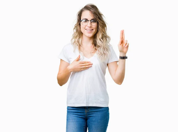 Hermosa Mujer Rubia Joven Con Gafas Sobre Fondo Aislado Juramento —  Fotos de Stock