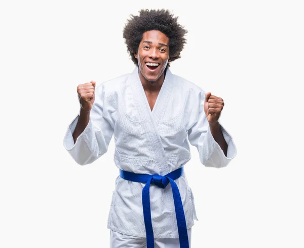 Afro Amerikansk Man Bär Karate Kimono Över Isolerade Bakgrund Firar — Stockfoto