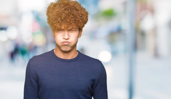 Homem Bonito Jovem Com Cabelo Afro Soprando Bochechas Com Cara — Fotografia de Stock