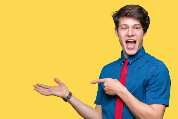 Junger Gutaussehender Geschäftsmann Mit Roter Krawatte Über Isoliertem Hintergrund Erstaunt — Stockfoto
