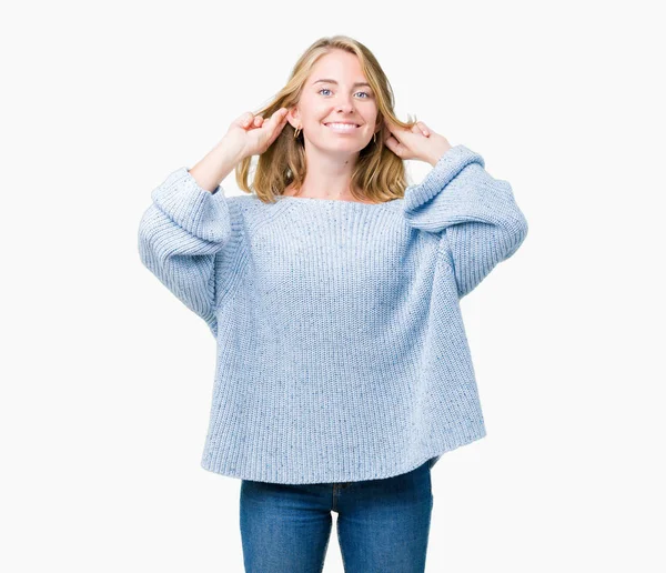Hermosa Mujer Joven Con Suéter Azul Sobre Fondo Aislado Sonriendo — Foto de Stock
