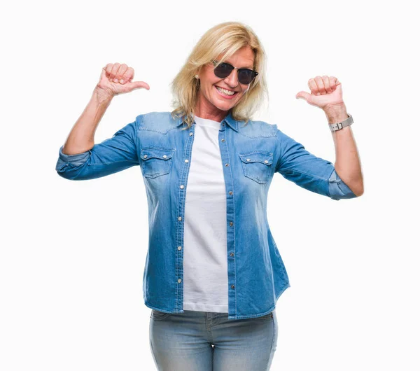 Middle Age Blonde Woman Wearing Sunglasses Isolated Background Looking Confident — Stock Photo, Image
