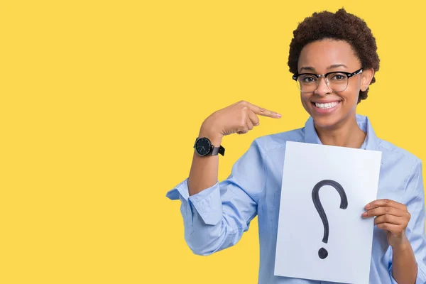 Young African American Woman Holding Paper Question Mark Isolated Background — Stock Photo, Image