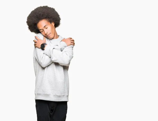 Jovem Afro Americano Com Cabelo Afro Vestindo Camisola Esportiva Abraçando — Fotografia de Stock