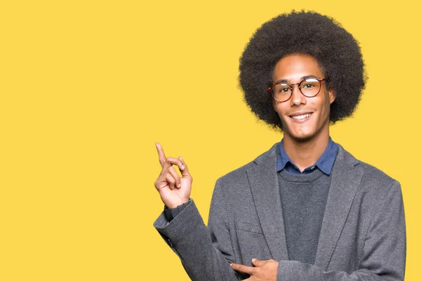 Joven Hombre Negocios Afroamericano Con Cabello Afro Usando Gafas Con —  Fotos de Stock