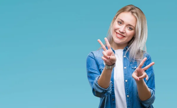 Jonge Blonde Vrouw Geïsoleerde Achtergrond Glimlachend Zoek Naar Camera Vingers — Stockfoto