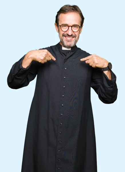 Homem Padre Meia Idade Vestindo Roupão Católico Olhando Confiante Com — Fotografia de Stock