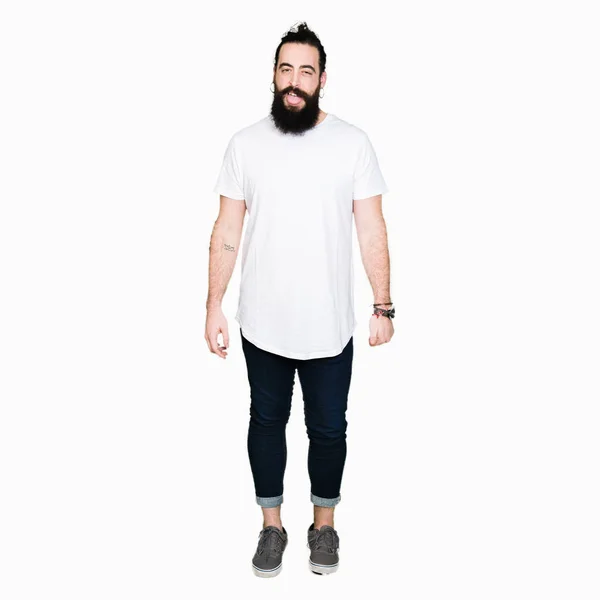 年轻的嬉皮士男子长头发和胡子穿着休闲白色 T恤伸出舌头伸出快乐与搞笑的表情 情感概念 — 图库照片