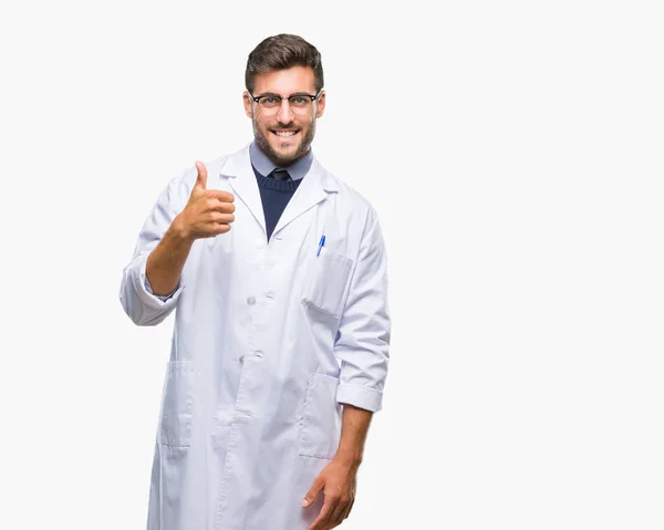 Junger Gutaussehender Mann Mit Doktor Wissenschaftlichem Mantel Über Isoliertem Hintergrund — Stockfoto