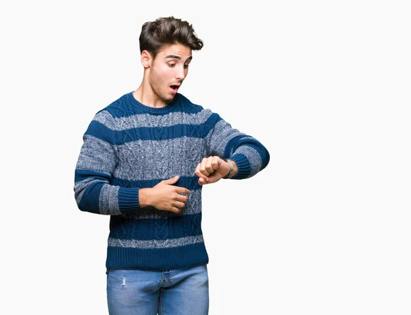 Joven Hombre Guapo Sobre Fondo Aislado Mirando Tiempo Reloj Preocupado —  Fotos de Stock