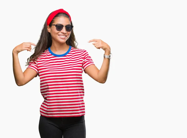 Joven Mujer Árabe Hermosa Con Gafas Sol Sobre Fondo Aislado — Foto de Stock