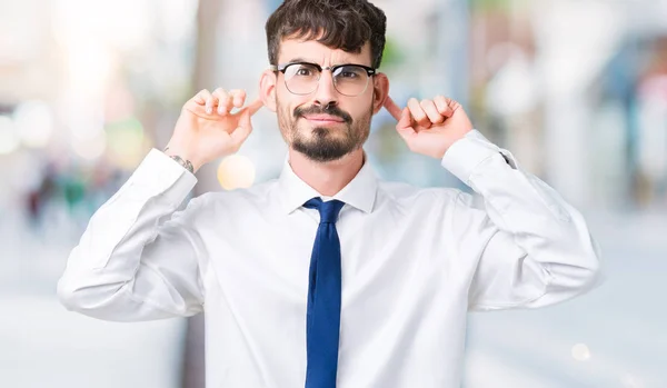 Mladý Pohledný Obchodní Muž Nosí Brýle Izolované Pozadí Úsměvem Tahání — Stock fotografie