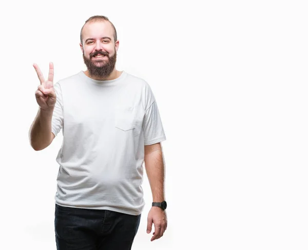 Joven Hombre Hipster Caucásico Con Camiseta Casual Sobre Fondo Aislado —  Fotos de Stock