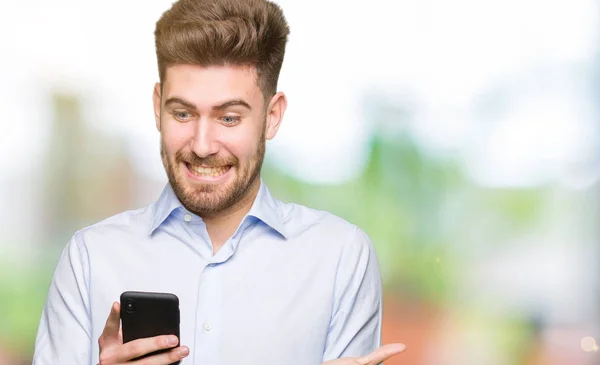 Junger Gutaussehender Mann Mit Smartphone Sehr Glücklich Und Aufgeregt Siegerausdruck — Stockfoto