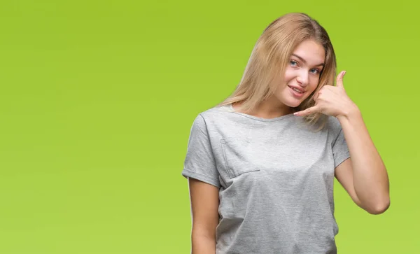 Mujer Caucásica Joven Sobre Fondo Aislado Sonriendo Haciendo Gesto Teléfono —  Fotos de Stock