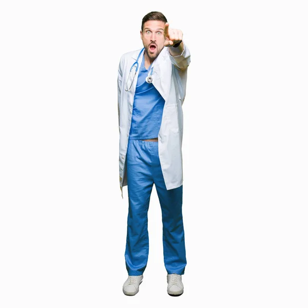 Bello Medico Uomo Indossa Uniforme Medica Sfondo Isolato Indicazione Con — Foto Stock