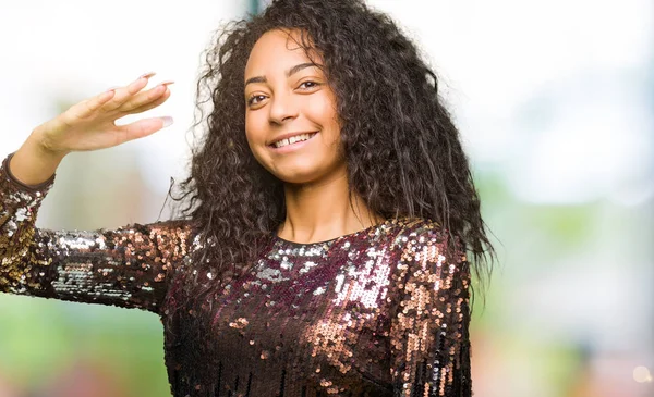 Joven Chica Hermosa Con Pelo Rizado Con Vestido Fiesta Noche —  Fotos de Stock