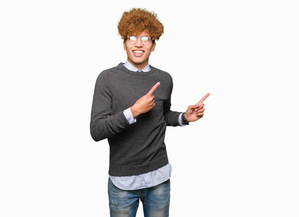 Jonge Knappe Zakenman Met Afro Haar Bril Glimlachen Kijken Naar — Stockfoto