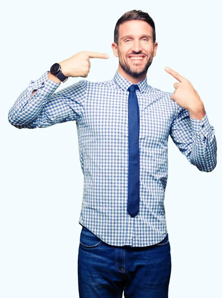 ハンサムなビジネスの男性がネクタイを自信を持って示す 指歯と口を指して笑顔します 健康の概念 — ストック写真