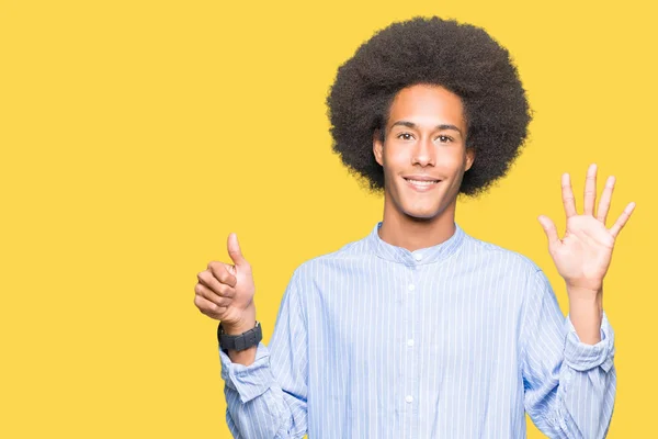 Jonge Afro Amerikaanse Man Met Afro Haar Tonen Met Vingers — Stockfoto