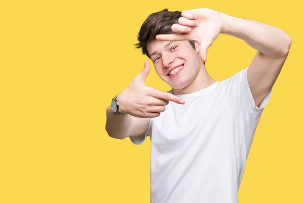 Homem Bonito Jovem Vestindo Casual Shirt Branca Sobre Fundo Isolado — Fotografia de Stock