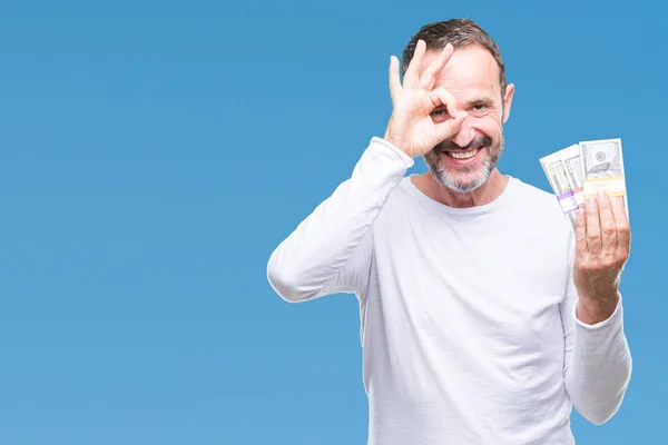 Senior Hombre Canoso Que Sostiene Buch Dólares Sobre Fondo Aislado —  Fotos de Stock