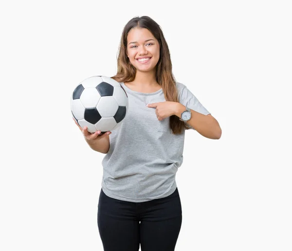 Młoda Piękna Kobieta Brunetka Trzymając Piłki Nożnej Białym Tle Niespodzianka — Zdjęcie stockowe