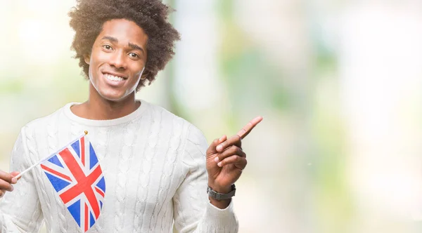 孤立した背景側の手と指で指す非常に幸せにイギリスのアフロ アメリカ人の旗 — ストック写真