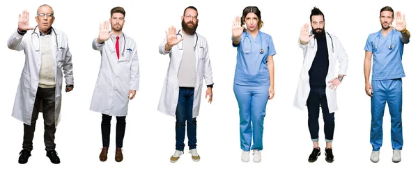 一组医生和外科医生的人在白色的孤立的背景做停止唱歌用手掌 脸上带有负面和严肃手势的警告表情 — 图库照片