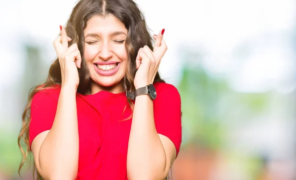 Jeune Belle Femme Portant Shirt Décontracté Souriant Croisant Les Doigts — Photo