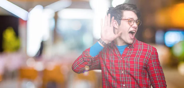 Homem Bonito Jovem Usando Óculos Sobre Fundo Isolado Sorrindo Com — Fotografia de Stock