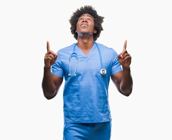 Afro Americký Chirurg Lékař Muž Izolované Pozadí Ohromen Překvapen Vzhlédl — Stock fotografie