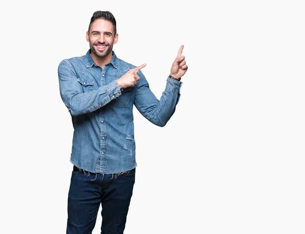 Jovem Homem Bonito Sobre Fundo Isolado Sorrindo Olhando Para Câmera — Fotografia de Stock