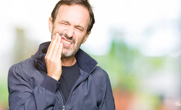 Medelåldern Stilig Man Bär Jacka Att Röra Munnen Med Handen — Stockfoto